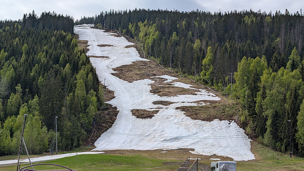 Stien går i en bue til høyre for selve bakken