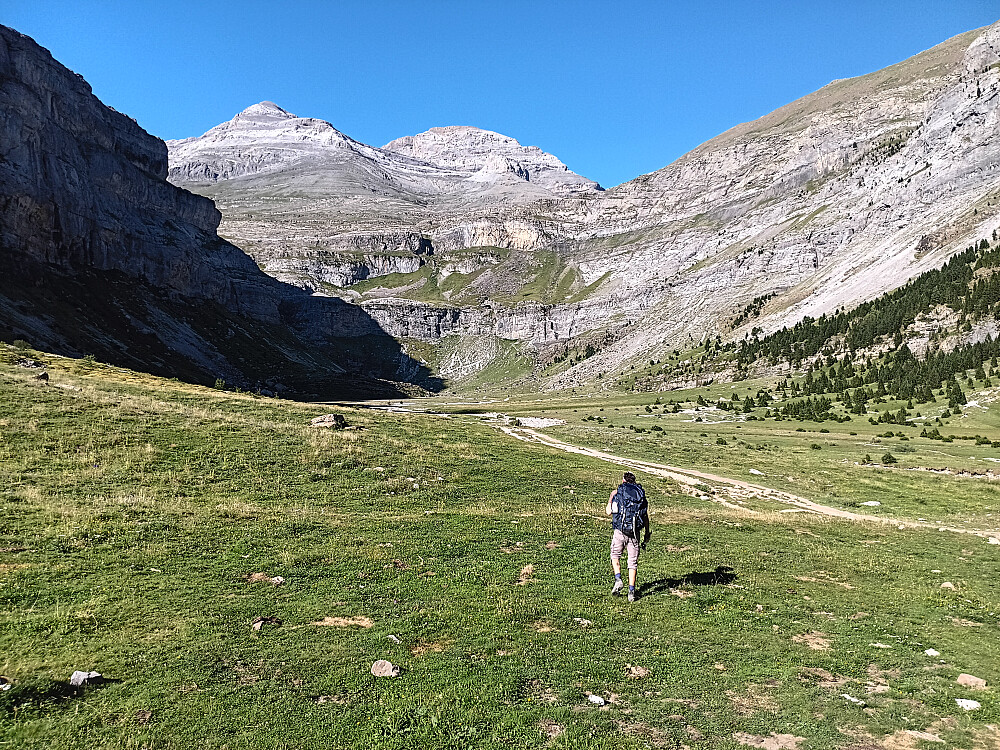 Monte Perdido troner bak til venstre.