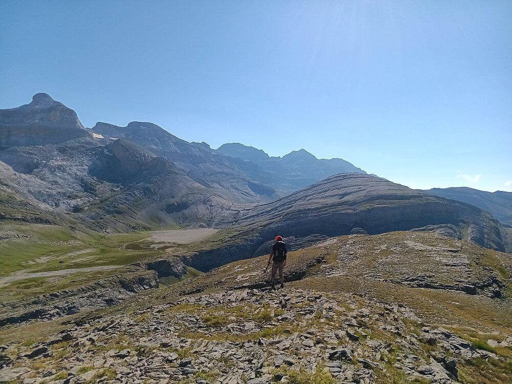 Mot Monte Perdido, litt til høyre for midten av bildet...