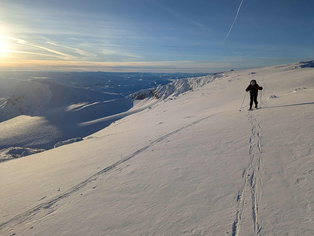 Synes dette bildet passer som åpningsbilde, for på Kalvehøgde er man på et slags takmøne høyt over lavere fjell og etterhvert lavlandet i sør.