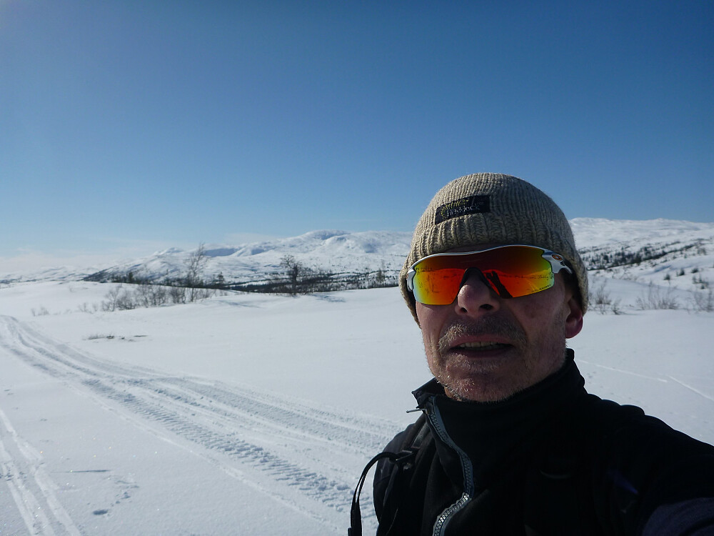 Skituristen på retur i Heinådalen med Sjækerhatten bak