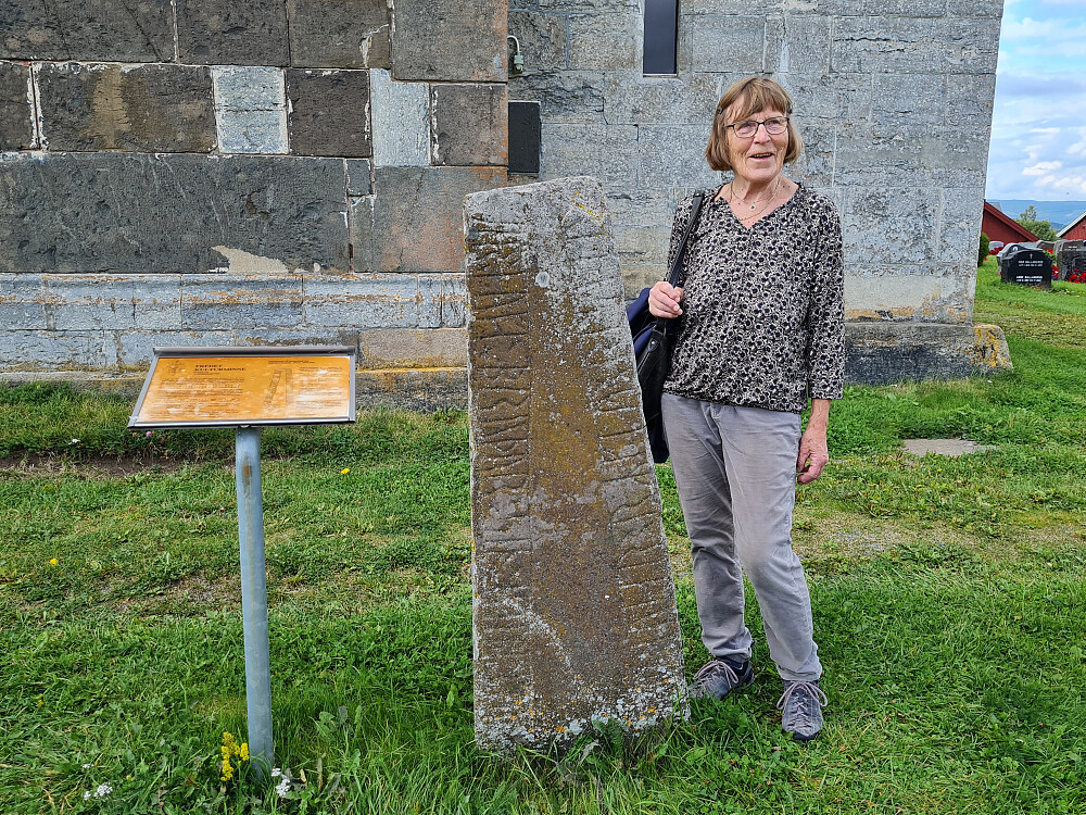 Anne Grete ved runesteinen bak Nikolaikirken