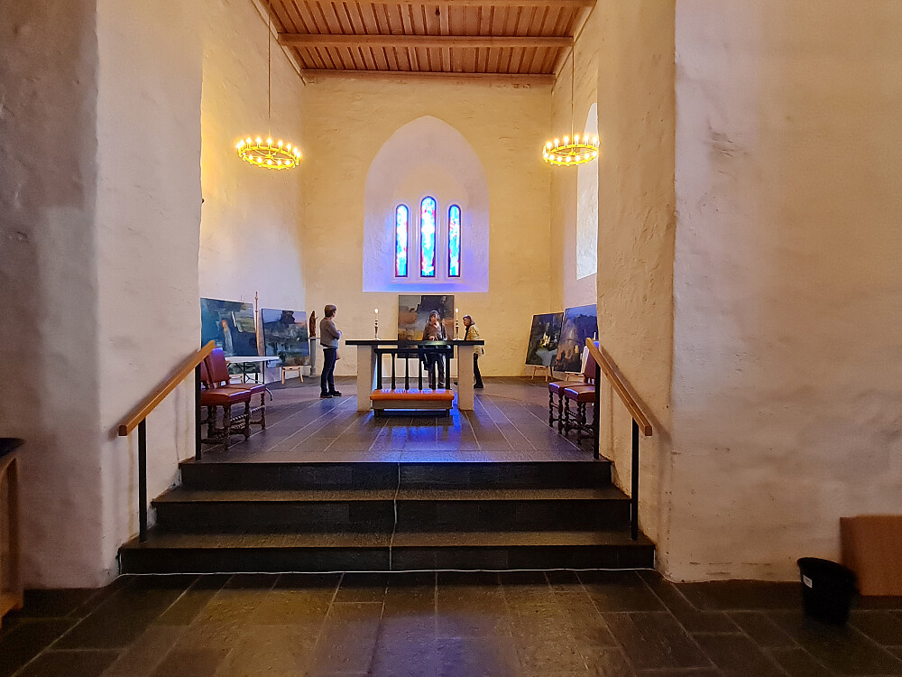 Alteret med bildeutstilling i Mariakirken