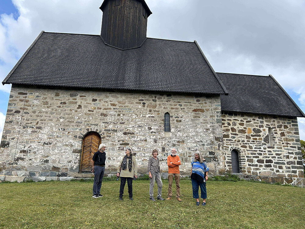 Jeg, Margrethe, Anne Grete, Helge og Sigrid, foran Tingelstad gamle kirke, fotograf Marit