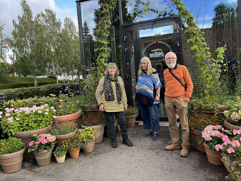 Ved inngangen til Lok-stallen, foto Marit