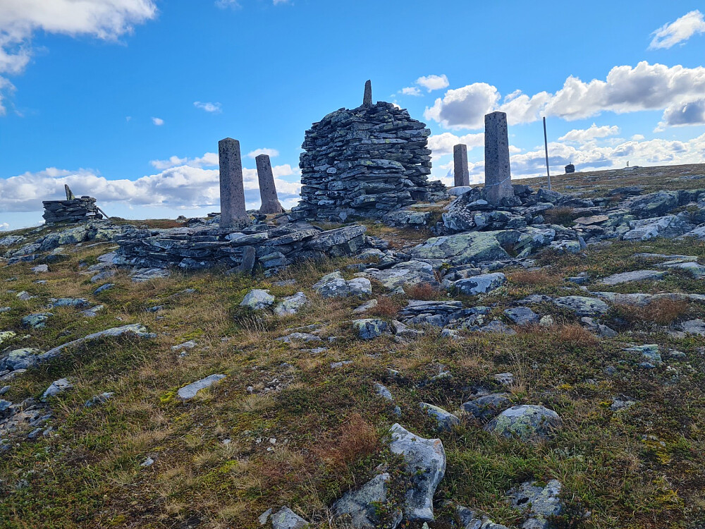 Eldåhøgdavarden med monumentet laget i forbindelse med kong Oscar og dronning Sophies besøk under kroningsferden til Nidaros i 1873