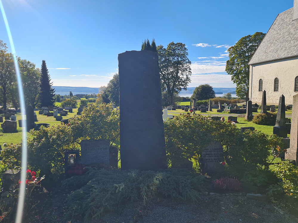 Minnestein over Bonde og kaptein Eiliv Austlid, som falt 15/4 1940 på Dovre. Han var sønn av folkehøyskolemannen Andreas Austlid fra Gausdal