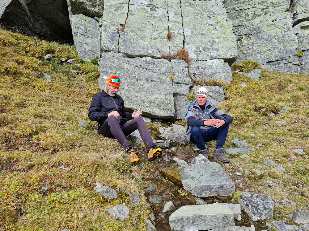 Ved oppkommet under berget på Langsubua