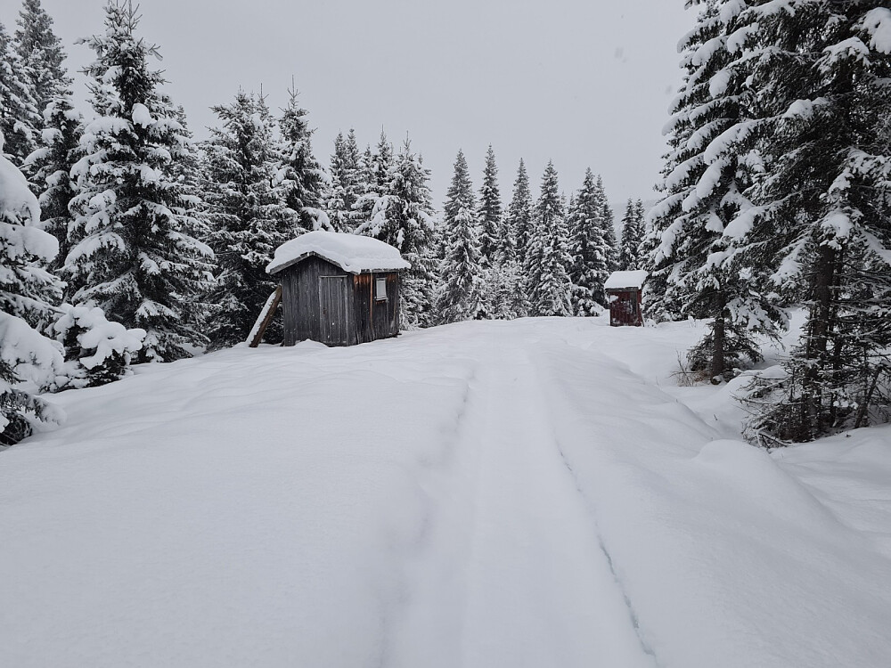 Nye, gamle, hus ved de gamle Kvilesteinene, i Sveabergvegen