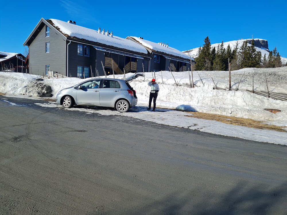 Sigrid plukket opp Marit og meg i fjellandsbyen