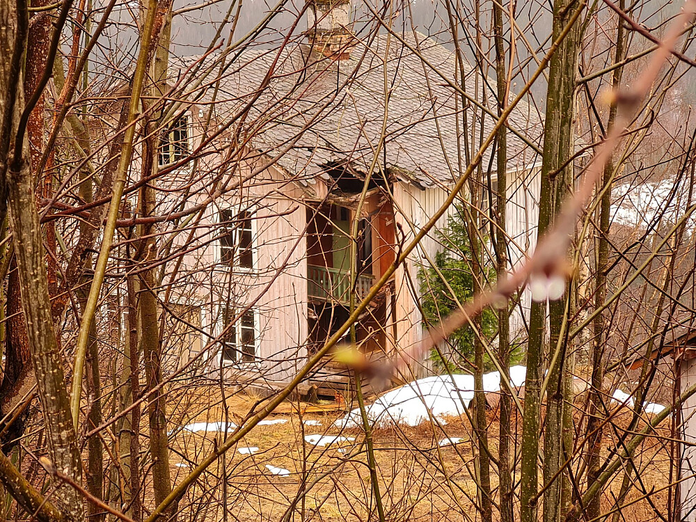 Den gamle hovedbygningen i Søre Iverslia synger på siste verset