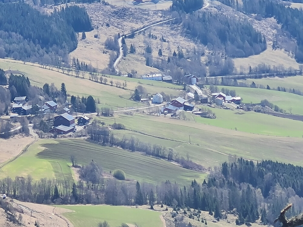 Utsikt mot Glomstad,Johnsgårdgårdene og Glømmen