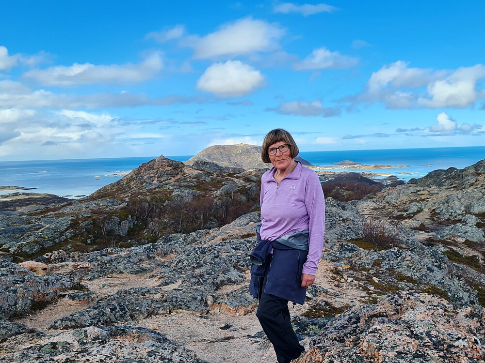 Anne Grete på Ørnfløya, 153 moh, mot hovedtoppen Ørnfløynakken og Hillesøytoppen bakerst