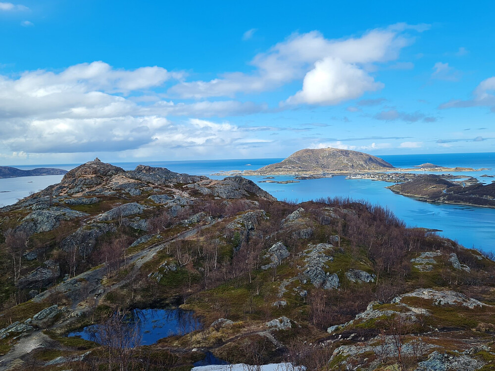 Mot hovedtoppen Ørnfløynakken, Hillesøya og Sommarøya