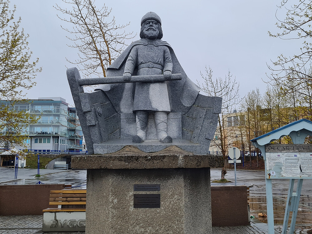 Statue på Finnsnes, av Håløygen Ottar frå Leine, nord- norsk høvding som levde på 900- tallet