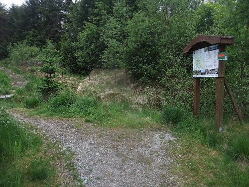Infotavle og Stikk UT-skilt ved p-plassen i Neseskogen.