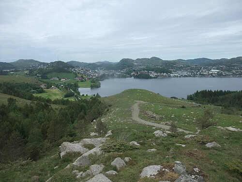 Et stykke oppe med tilbakeblikk mot Ålgård og Edlandsvatnet.
