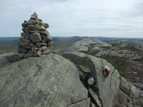 Varden på Edlandsfjellet. Ser sørvestover mot Blåfjellet i bakgrunnen.