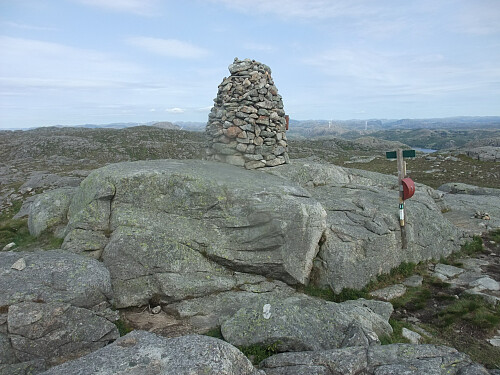 Varden på Bursfjellet. Ser austover.