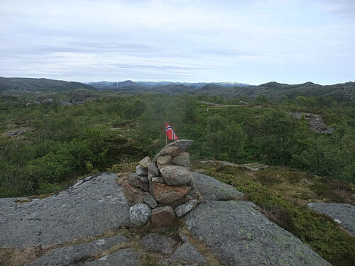 Ein annan varde på Blåfjellet. Fitjanuten 476 litt t.v. og Bukkafjellet 767 med sol t.h.