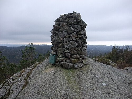 Varden på nært hold.