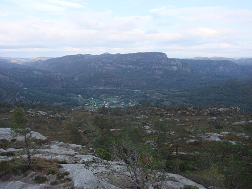 Litt aust for toppen med utsikt austover mot Nonfjell 430.