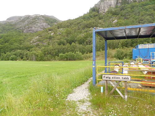Stien til Fitjanuten begynner ved Sandtaket nord for Auestad. Fitjanuten t.v.