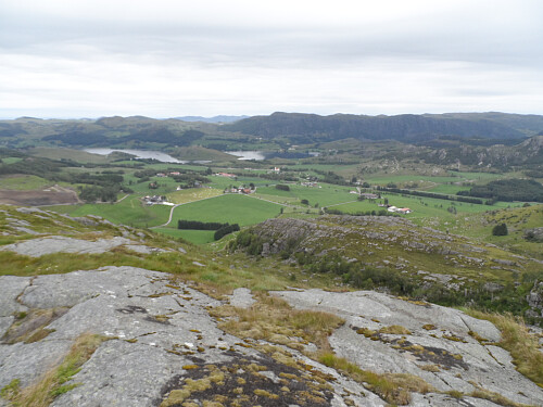 Gjesdal-bygda med kyrkja omtrent midt i bildet. Limavatnet og Bergsfjellet bak.