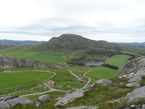På Djupedalsfjellet med utsikt vestover til Fitjanuten og Middagsknuten t.v.