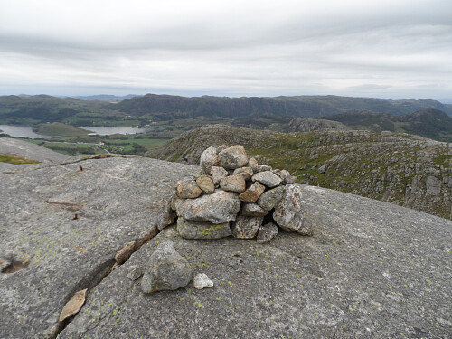 Liten varde og trigpunkt/ jernbolt på toppen av Einarfjellet.