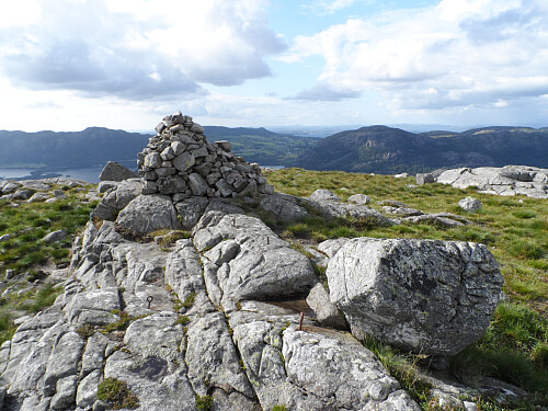 Nordvest mot Hogstad. Bjørndalsfjellet 362 og Lutsivatnet t.v. og Storaberget 342 t.h.