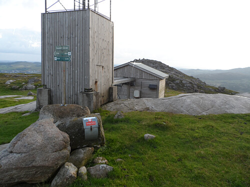 På Skrudsfjell med trimpost ved mobilmasta. Toppen i bakgrunnen.