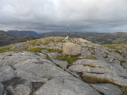 På toppen/ trigpunktet. Austover mot Kjølleknuten, Dyrafjellet, Ramnafjellet og Sulken.