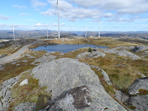 Trigpunkt/ jernbolt på denne steinen på Måkaknuten. Ser autover mot Bjerkreimsheiane.