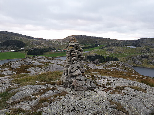 På Dauremålsknuten med Indra Sikvaland og Grasfjellet 374 i bakgrunnen.