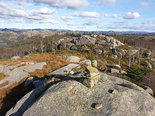 På Middagsfjellet som har trigpunkt/ jernbolt på steinen nede t.v. Tindafjellet lenger bak.