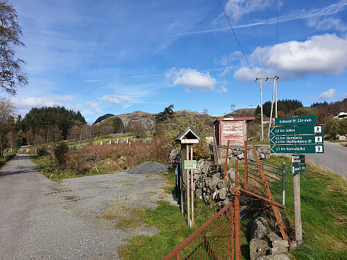 Turskilt ved p-plassen på Krogedal. Kråkedal er trulig ikkje rett skrivemåte.