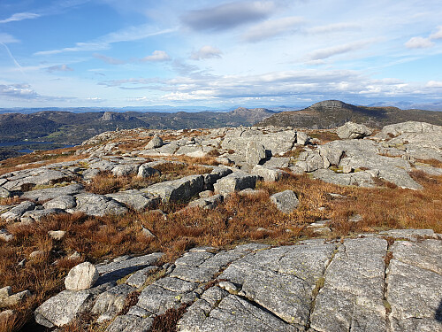 På Ramnafjellet med utsikt nordover. Utsiktsvarden står på kanten t.v. Kjølleknuten t.h.