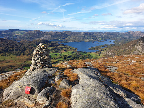 Frå varden ser man bl.a Storaberget 342, Alisfjellet 315, Vårlivarden 387 og Storavatnet.