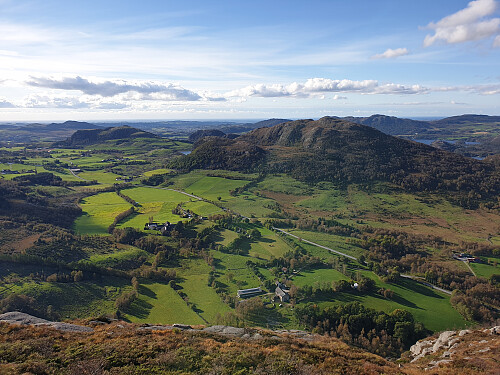 Flott utsikt utover Noredalen. Øykjafjellet 372 t.h.