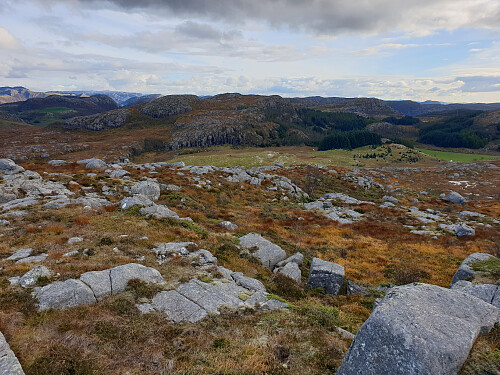 På Akslifjellet med utsikt sørover mot Kjerringfjellet.