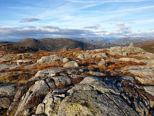 På Kjerringfjellet. Ser Dyrafjellet 484 og konturen av Lysefjorden og litt av Høgsfjorden.