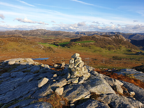 Liten varde på Kjerringfjellet. Bynuten 671 t.v. og Askenuten 462 t.h.