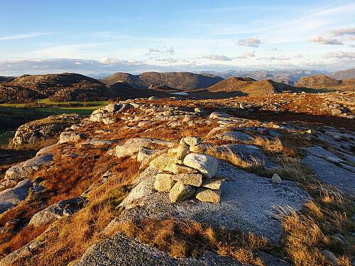 På Lyngberget. Nord-nordaust mot Dyrafjellet 484 med Kjerringfjellet t.v. Reinaknuten 787 og Heiahornet 775 kan ses i det fjerne litt t.h.