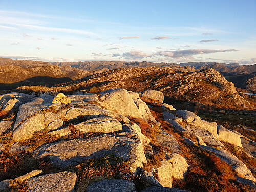 På Mosaberget med Lyngberget t.h. Aust-søraust mot Vådlandsknuten 811 i midten og Vølstadnutane 636 t.h.