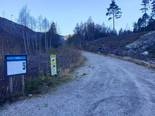 Merka sti til Einang frå Setesdalsvegen Rv 9.