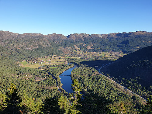 Utsiktspunkt på sørkanten av Einang med utsyn over Otra og Homme.