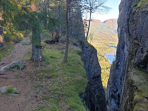 Kløft i skaret mellom Einang og Homfjell.