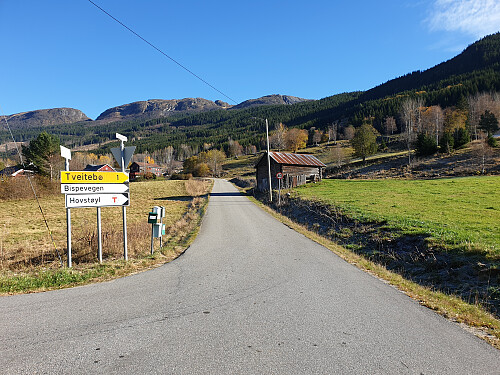 Begynte turen på denne vegen, og så til høyre på Fjøddevegen litt lenger oppe.