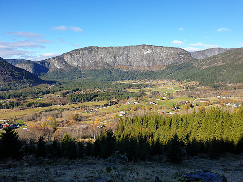 På ca 470 moh på Fjøddevegen med utsikt over Homme og Homfjell.